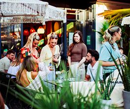 We are Mauritius, gutes Essen schmeckt noch besser, wenn man es teilt! Lachen, anstoßen, genießen – genau so geht ein perfekter Tag im Mauri. Ob mit der Crew, der Family oder deinem Lieblingsmenschen – hier dreht sich alles um gemeinsame Genussmomente.