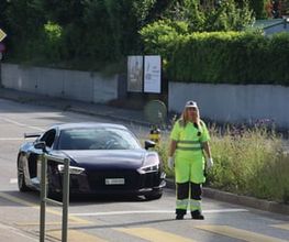 Das Swiss All Security Sicherheitsteam führt auf Baustellen tägliche Rundgänge durch und protokolliert den Baufortschritt, um mögliche Gefahren rechtzeitig zu identifizieren. Durch regelmäßige Überprüfung von Zäunen, Absperrungen und Sicherheitsmaßnahmen stellen sie einen sicheren Arbeitsbereich für das Baupersonal sicher.