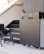 Der Lifta Plateau Optimo ist ein maßgefertigter Plattformlift für Rollstuhlfahrer zur sicheren Nutzung von geraden und kurvigen Treppen im Innen- und Außenbereich. Besonders bei komplexen Treppenverläufen oder engen Platzverhältnissen ermöglicht das System eine zuverlässige barrierefreie Erschließung ohne größere bauliche Veränderungen.

Die stabile Plattform fährt entlang einer individuell angepassten Schienenführung und lässt sich bei Nichtnutzung platzsparend hochklappen. Dadurch bleibt die Treppe weiterhin gut begehbar. Der Plateau Optimo eignet sich für Wohngebäude ebenso wie für öffentliche Einrichtungen, Praxen oder Eingangsbereiche.