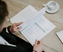 Das Sachverständigenbüro H+P in Koblenz erstellt zertifizierte Immobiliengutachten, bietet fundierte Kaufberatung und übernimmt transparente Maklerleistungen.
