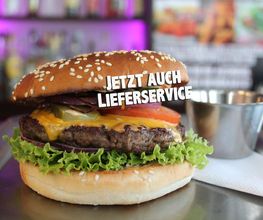 Burger Beef oder Chicken - Optionen
Klassischer Rindfleisch-Burger mit 180g oder 83 g Rindfleisch incl. W&D-Soße | Salat | Tomate | Zwiebel | Gewürzgurke
Optionen: Extra Patty, Käse uvm.