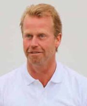 Aangenaam… Schepenkring Jachtmakelaardij Gelderland /Lathum
Graag stel ik mij aan u voor. Ik ben Vincent Lubach (1972) en sinds 1995 werkzaam als jachtmakelaar bij Schepenkring Gelderland. Watersport is mijn grote passie en dan speciaal het varen met een motorboot; rustig de omgeving verkennen en van het water genieten. Op mijn 20e besloot ik de cursus jachtmakelaardij te gaan doen en heb deze succesvol afgerond op mijn 23e .
