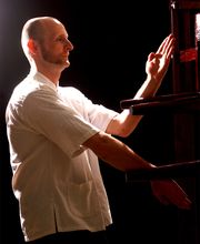 Holzpuppe: Sifu Arnon Päffgen am klassischen Trainingsgerät des Wyng Tjun Kung Fu – Die Holzpuppe