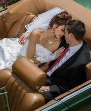 Romantisch geht es zu im Hochzeitsauto.
Schöne Oldtimer mieten bei der K & K Oldtimervermietung von Frankfurt bis Mannheim, Heidelberg, Karlsruhe, Offenburg, Freiburg und bis Stuttgart und München.