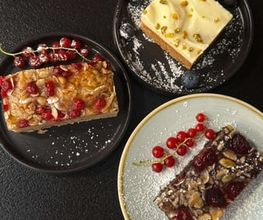 dean&david Catering | Stuttgart - Dekorativ angerichtete Kuchenstücke mit Beeren, Nüssen und Puderzucker als süßes Dessertangebot für Buffet, Empfang oder Kaffeepause.