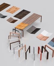 Der Schweizer Tischhersteller Willisau hat eine grosse Auswahl an Tisch- und Stühlen.
Bestimmen Sie die Grösse, mit oder ohne Auszug, das Material, das Tischgestell und fertig ist Ihr Wunschtisch.