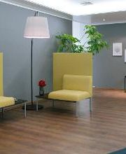 Eingangsbereich mit Sitzmöglichkeiten, Lampe und Pflanze