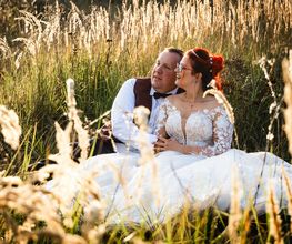 Hochzeitsfotograf Tom Maiwald - Natürliches Brautpaarshooting im hohen Gras bei warmem Abendlicht. Romantische Hochzeitsfotografie für Paare in Grimma, Leipzig und Umgebung mit entspannter Atmosphäre.