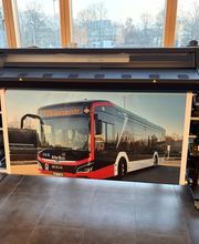mediaService Bremen | Full-Stack Werbeagentur - Ein moderner HP Latex-Großformatdrucker druckt ein detailreiches, farbintensives Werbemotiv eines Linienbusses für die Fahrzeugvollverklebung.