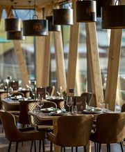 Das Hofgut-Restaurant von innen mit dem Ausblick auf die Allgäuer Berge.