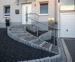 Stufenanlage mit Granitpalisaden