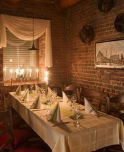 Stimmungsvolle Tischdekoration für Ihren besonderen Abend vor dem Originalgemälde des Schiffenberg.