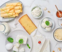 MOLKEREIPRODUKTE
Unsere Kühltheken bieten Ihnen eine große Vielfalt an Molkereiprodukten, zum Beispiel Joghurt, Pudding, Desserts, Milch-Drinks, Kefir, Trinksauermilch, Quark, Schmalz und natürlich diverse Sorten an Käse. Auch für einen veganen oder laktosefreien Ernährungsstil sind viele Alternativen für Sie vorhanden!