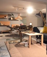 Elegante Polstermöbel von Brühl und Naturholzmöbel von TEAM 7 in der Ausstellung von Möbel Schmitz in Trier. Besuchen Sie uns in der Saarstraße für individuelle Wohnzimmer-Planungen und exklusive Sofas.
