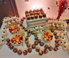 Buntes Dessertbuffet mit frischem Obstsalat, Panna Cotta und Schokomousse im Glas. Süßer Abschluss für Ihr Catering bei Hochzeiten und Firmenfeiern von Christians Catering Bernburg.