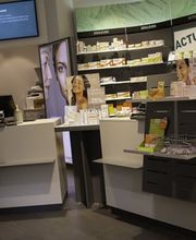 Pharmacie-Amavita-Cardinaux-caissier