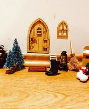 Weihnachtlich dekorierte Spielecke mit kleinen Figuren, Tannenbäumen - Luft(T)raum Leipzig