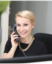 Frau Matthes im Sekretariat