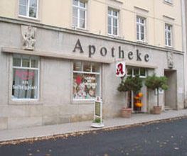 Aussenansicht der Apotheke am Solbrigplatz OHG