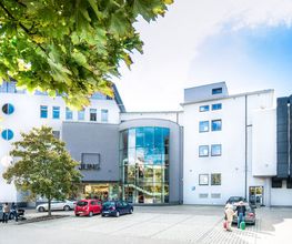 Kostenloser Kundenparkplatz hinter unserem Haus.