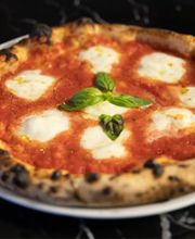 Pizza présentée sur une assiette