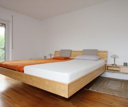 ... verleiht dem Bett einen schwebenden Charakter.