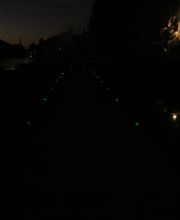 Baliza Truncada Fotoluminiscente La función de esta pieza una vez cargada, es señalizar y/o balizar zonas sin iluminación o poco iluminadas, como, por ejemplo: jardines, rutas turísticas, arqueológica