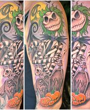 Farbenfrohes Halloween-Tattoo mit Beetlejuice, Schlange, Grabstein, Kürbissen und düsterem Comic-Stil.