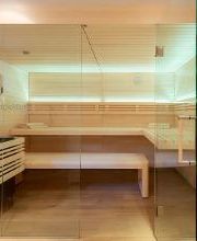 Helle Innensauna mit Glasfront. Maßanfertigung der corso sauna manufaktur. Saunahersteller seit 1968. Made in Germany.