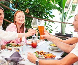 We are Mauritius, gutes Essen schmeckt noch besser, wenn man es teilt! Lachen, anstoßen, genießen – genau so geht ein perfekter Tag im Mauri. Ob mit der Crew, der Family oder deinem Lieblingsmenschen – hier dreht sich alles um gemeinsame Genussmomente.