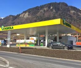 AGROLA Tankstelle in Reichenbach im Kandertal mit Tankstelle; im Vordergrund Blache und Auto; dahinter Tankstelle grosse Überdachung; im Hintergrund Berg