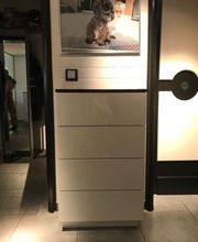 ..schicke Schubladenschränke in weiss Hochglanz handpoliert...