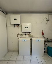 28kWh_großer_Speicher_und_2_Wechselrichter_in_Kaskadenschaltung_von_Huawei_in__mit_Notstrom(Netzersatzfähigkeit)_und_einem_HEMS_in - Kopie.jpeg