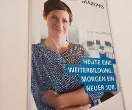 Plakat WBS TRAINING mit Frau und Text "Heute eine Weiterbildung. Morgen ein neuer Job."
