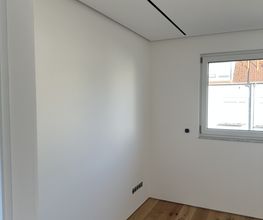 Individuelle Raumgestaltung mit Bodenschattenfugen, indirekter Beleuchtung, Q4-Oberflächen und hochwertigem Parkettboden – alles aus einer Hand.