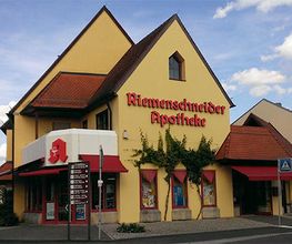 Aussenansicht der Riemenschneider-Apotheke