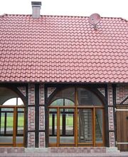 Traditionelles Fachwerkhaus mit neuem Ziegeldach, Holzdetails und hochwertiger Außengestaltung - Gellenbeck Holzbau GmbH