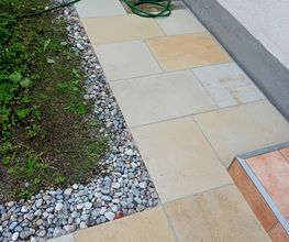 Eingang mit Travertinplatten