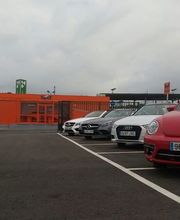 Flota de la empresa de alquiler de coches Sixt en el aeropuerto de Girona.