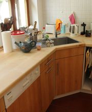 Küche mit Ahorn-Arbeitsplatte ...