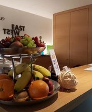 Willkommen zur Buchung im East West Hotel Basel.