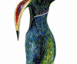 "Belladonna" heißt diese 2 m hohe Skulptur von MosaikMetalArt. Mit Edelstahl eingefasst ist diese Mosaikarbeit aus Muranoglas, Fliesenmaterial und anderen Gläsern. Idee Mosaikkünstlerin I. M. Orecher 