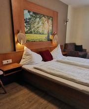 Zimmer 2 , Hotel Drei Lilien, Werbach, Tauberbischofsheim, liebliches Tabertal, Hotel, Gasthaus, Zusatzbet, Dreibett, Natur,.jpg