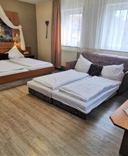 Zimmer 6, Vierbett Zimmer, Familenzimmer, Web, Hotel Drei Lilien, Werbach, Tauberbischofsheim, liebliches Tabertal, Hotel, Sonnenschein, 4 Bett Zimmer,.jpg