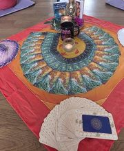 D.D.Project - Hip-Hop Tanzschule Dresden Spirituell gestalteter Kreis mit Karten, Kerzen und Dekoration für Meditation, Achtsamkeit und ganzheitliche Auszeiten.