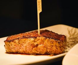 Rare Steak auf Holzbrett