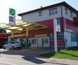 AGROLA Tankstelle in Freidorf Thurgau. Bei Autogarage, Gebäude mit roter Fassade gelegen. Überdacht. Zwei Tanksäulen.