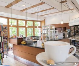 Im Kiosk des St. Marien-Krankenhauses gibt es nachmittags Snacks, Kaffee, Kuchen, Getränke und Zeitschriften/Zeitungen.