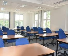Klassenraum der WBS SCHULEN Chemnitz mit Tischen und Stühlen.