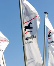 Weiße Fahnen mit Rappenglitz Logo darauf